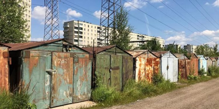 Российские командиры заперли своих солдат в гараже