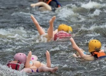 В РФ состоялось соревнование по заплыву на резиновых женщинах