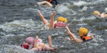 В РФ состоялось соревнование по заплыву на резиновых женщинах