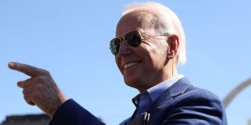 Байден снова получил положительный тест на COVID-19