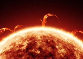 Сильные вспышки на Солнце выводят спутники из строя