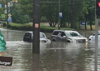 В Тернополе затопило улицы и повалило деревья ￼