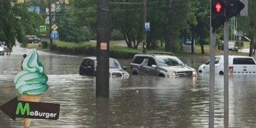В Тернополе затопило улицы и повалило деревья 