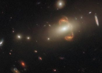 Уникальный снимок. Зеркальное отражение галактики