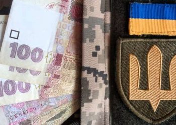 Кабмин урезал выплаты военным