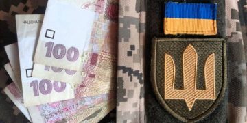 Кабмин урезал выплаты военным