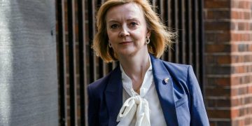 МИД Лиз Трасс присоединилась к гонке за пост премьера Британии