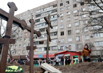 Россияне возобновили эксгумацию тел во дворах жилых домов