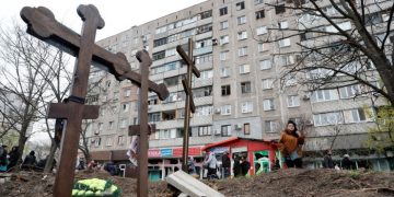 Россияне возобновили эксгумацию тел во дворах жилых домов