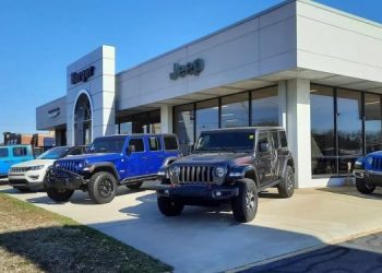 Пенсионер из мести сжег машины в автосалоне