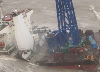 У берегов Гонконга тайфун разломал пополам судно