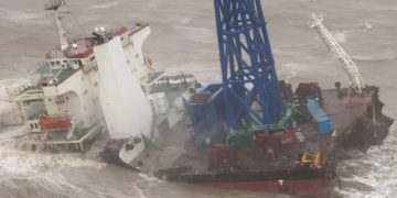 У берегов Гонконга тайфун разломал пополам судно