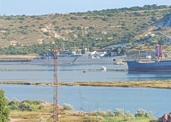 В Севастополе заметили большой десантный корабль