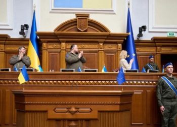 В сессионный зал Рады торжественно внесли флаг Евросоюза