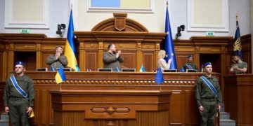 В сессионный зал Рады торжественно внесли флаг Евросоюза