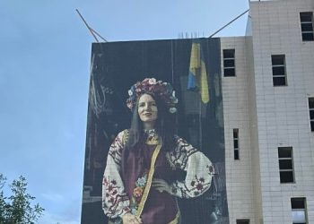 Робот нарисовал мурал, посвященный Украине