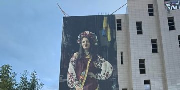 Робот нарисовал мурал, посвященный Украине