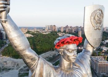 В “Дії” запустили опрос о монументе “Родина-Мать”