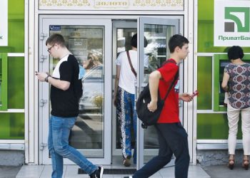 Приватбанк установил рыночный курс для безналичных операций