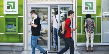 Приватбанк установил рыночный курс для безналичных операций