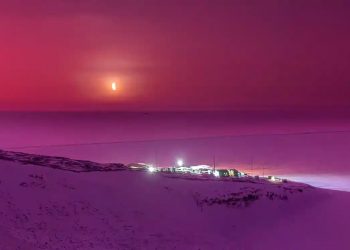 Небо над Антарктидой окрасилось в розовый цвет