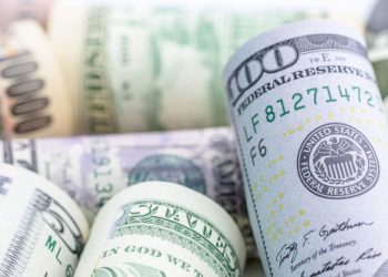 НБУ поднял официальный курс гривны к доллару