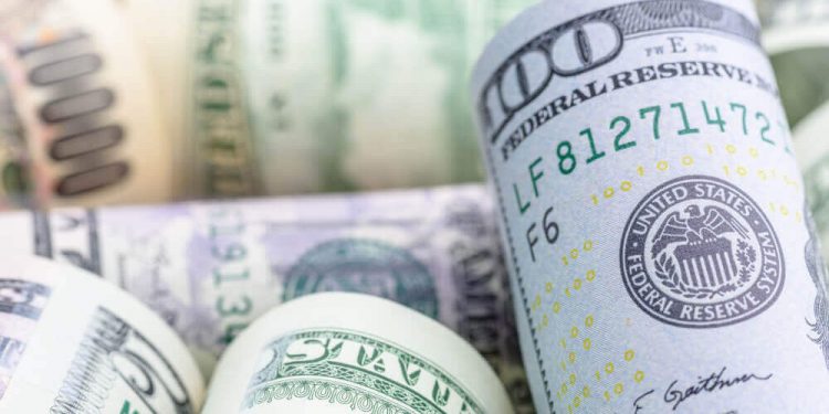 НБУ поднял официальный курс гривны к доллару