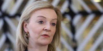 Лиз Трасс против участия России в G20