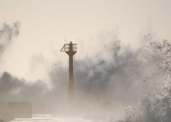 В Японии из-за шторма эвакуируют людей