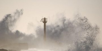 В Японии из-за шторма эвакуируют людей