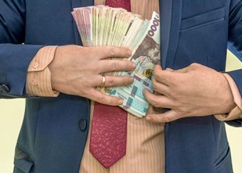 Как меняются зарплаты чиновников во время войны