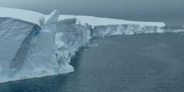 Самый большой в мире ледниковый щит тает