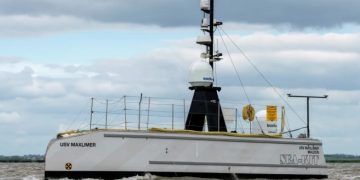 Плавающий робот составляет карту подводного вулкана