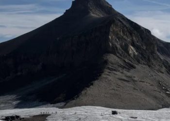 Вековые льды на горном перевале тают