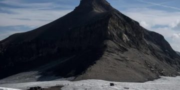 Вековые льды на горном перевале тают