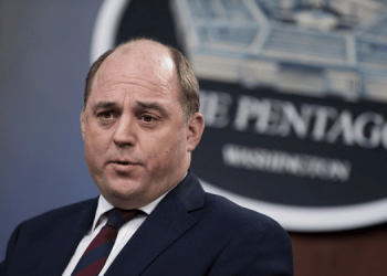 Великобритания ограничит выдачу виз россиянам