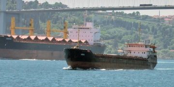 Первое судно с зерном покинуло порт Одессы