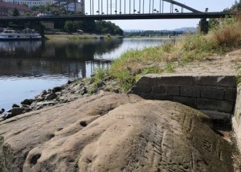 В реках Европы из-за засухи появились “голодные камни”