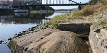 В реках Европы из-за засухи появились “голодные камни”