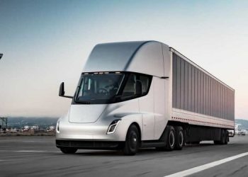 Илон Маск назвал дату старта производства грузовика Tesla Semi