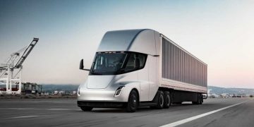 Илон Маск назвал дату старта производства грузовика Tesla Semi