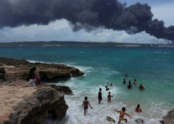 Огромный пожар на Кубе. Молния попала в нефтебазу