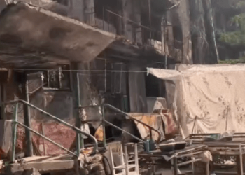 Мариупольцы продолжают жить в разбомбленных домах