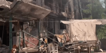 Мариупольцы продолжают жить в разбомбленных домах