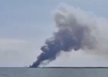 У берегов Севастополя дымится российский корабль