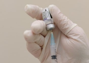 Британия одобрила вакцину сразу от двух штаммов коронавируса