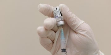 Британия одобрила вакцину сразу от двух штаммов коронавируса