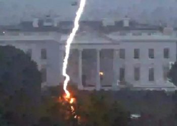 Мощная молния ударила рядом с Белым домом
