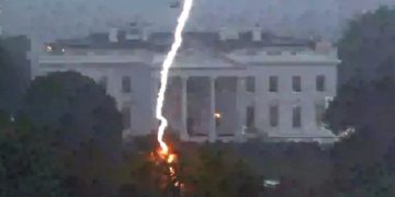 Мощная молния ударила рядом с Белым домом