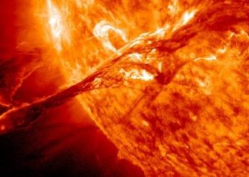 На Солнце 19 вспышек. К Земле летит огромный поток плазмы